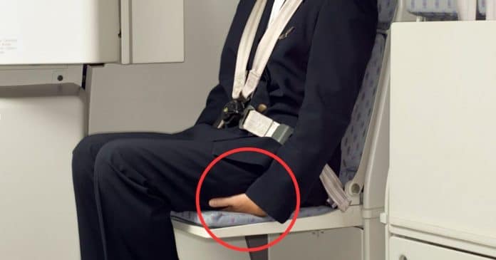 Viu a aeromoça sentada nas mãos? Não é descanso! Ela está se preparando para o pior e você deveria saber o motivo agora