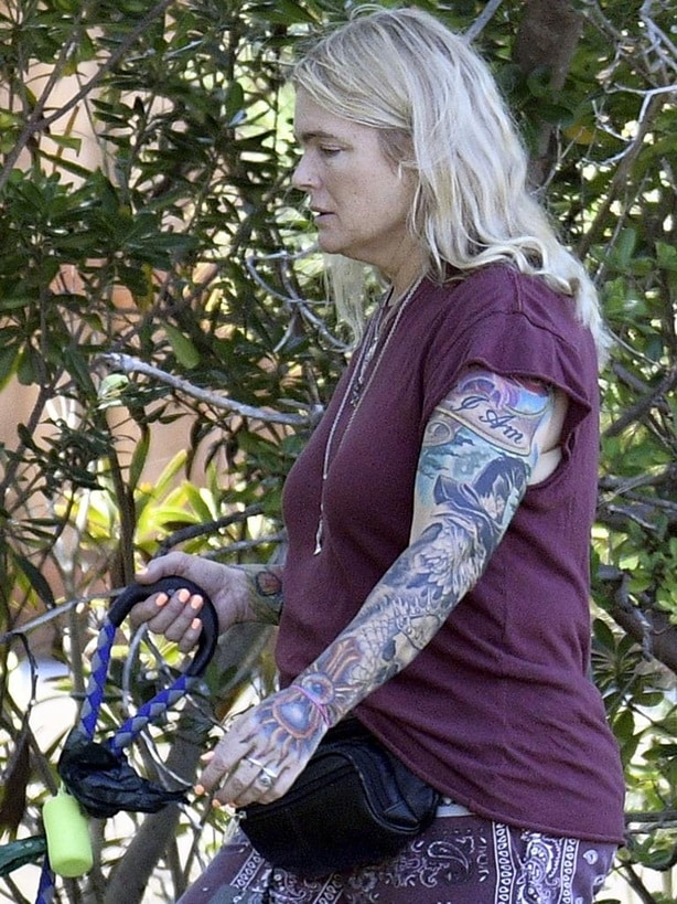 contioutra.com - A mulher que parou o mundo em S.O.S Malibu ressurgiu e voc&ecirc; jamais a reconheceria na rua hoje. Confira!