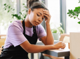 Intercambistas exaustos: o custo psicológico de trabalhar demais no exterior