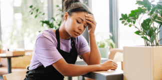 Intercambistas exaustos: o custo psicológico de trabalhar demais no exterior