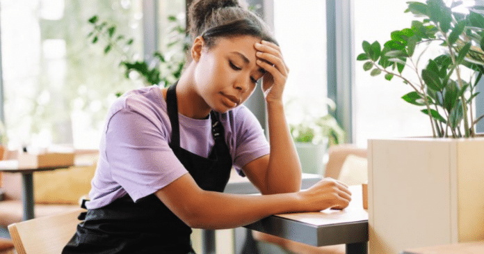 Intercambistas exaustos: o custo psicológico de trabalhar demais no exterior