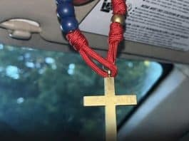 O rosário no retrovisor não está ali por acaso… E o significado vai te fazer repensar O verdadeiro significado de levar um rosário no carro