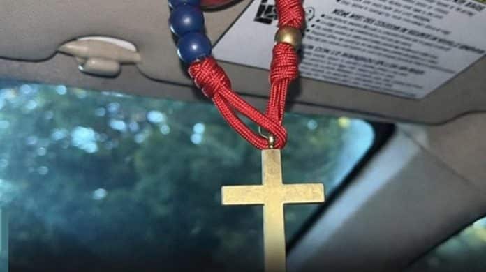 O rosário no retrovisor não está ali por acaso…  E o significado vai te fazer repensar