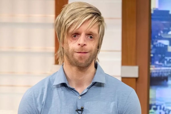 contioutra.com - Ele foi o beb&ecirc; que ningu&eacute;m quis segurar. 30 anos depois, o motivo de todos o procurarem vai te deixar sem palavras