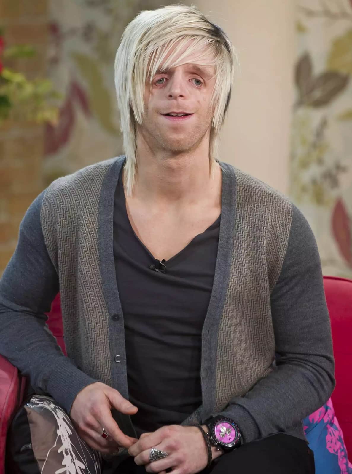 contioutra.com - Ele foi o beb&ecirc; que ningu&eacute;m quis segurar. 30 anos depois, o motivo de todos o procurarem vai te deixar sem palavras