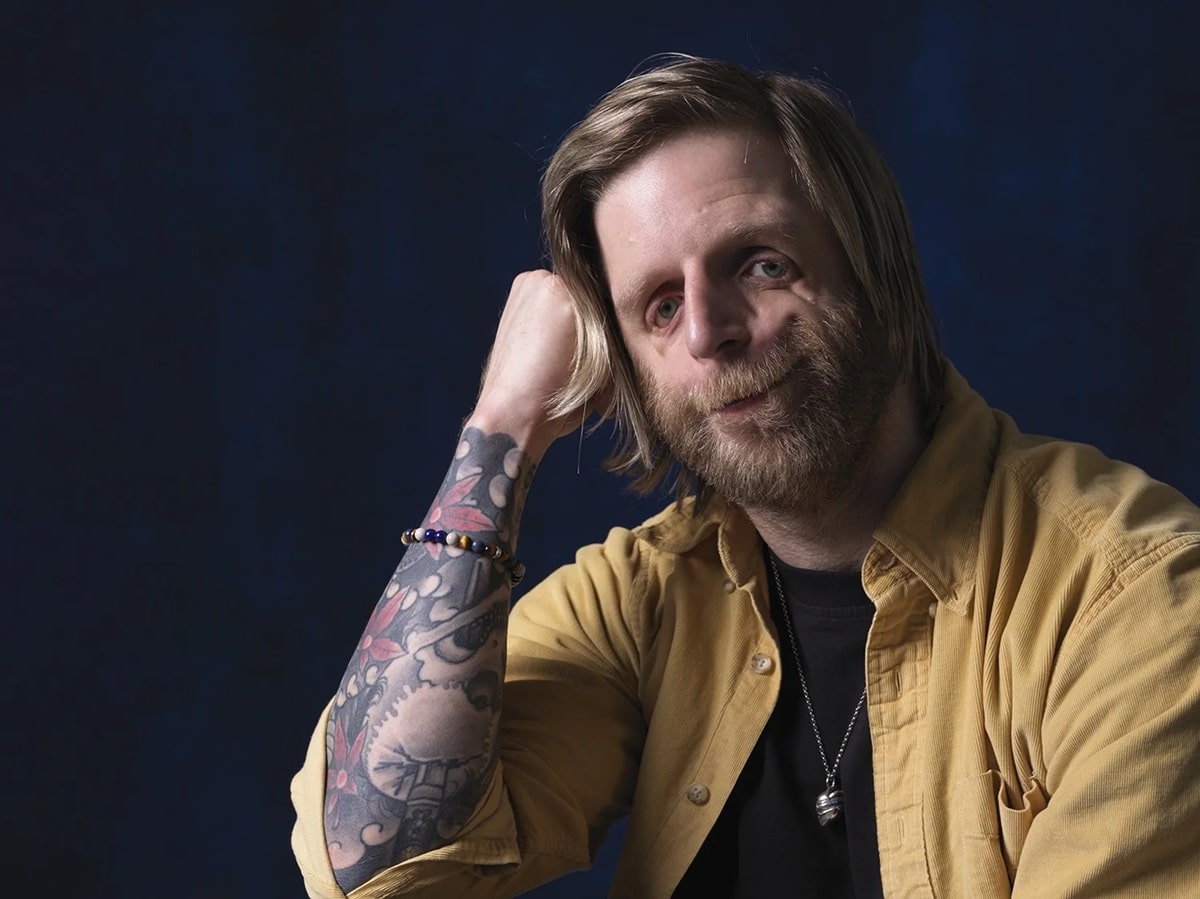 contioutra.com - Ele foi o beb&ecirc; que ningu&eacute;m quis segurar. 30 anos depois, o motivo de todos o procurarem vai te deixar sem palavras