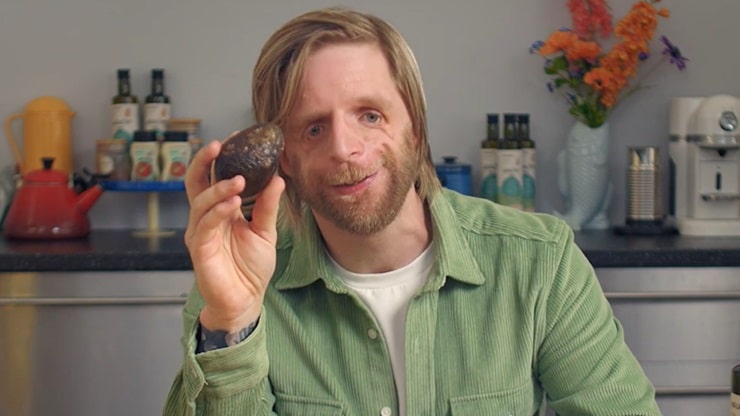 contioutra.com - Ele foi o beb&ecirc; que ningu&eacute;m quis segurar. 30 anos depois, o motivo de todos o procurarem vai te deixar sem palavras