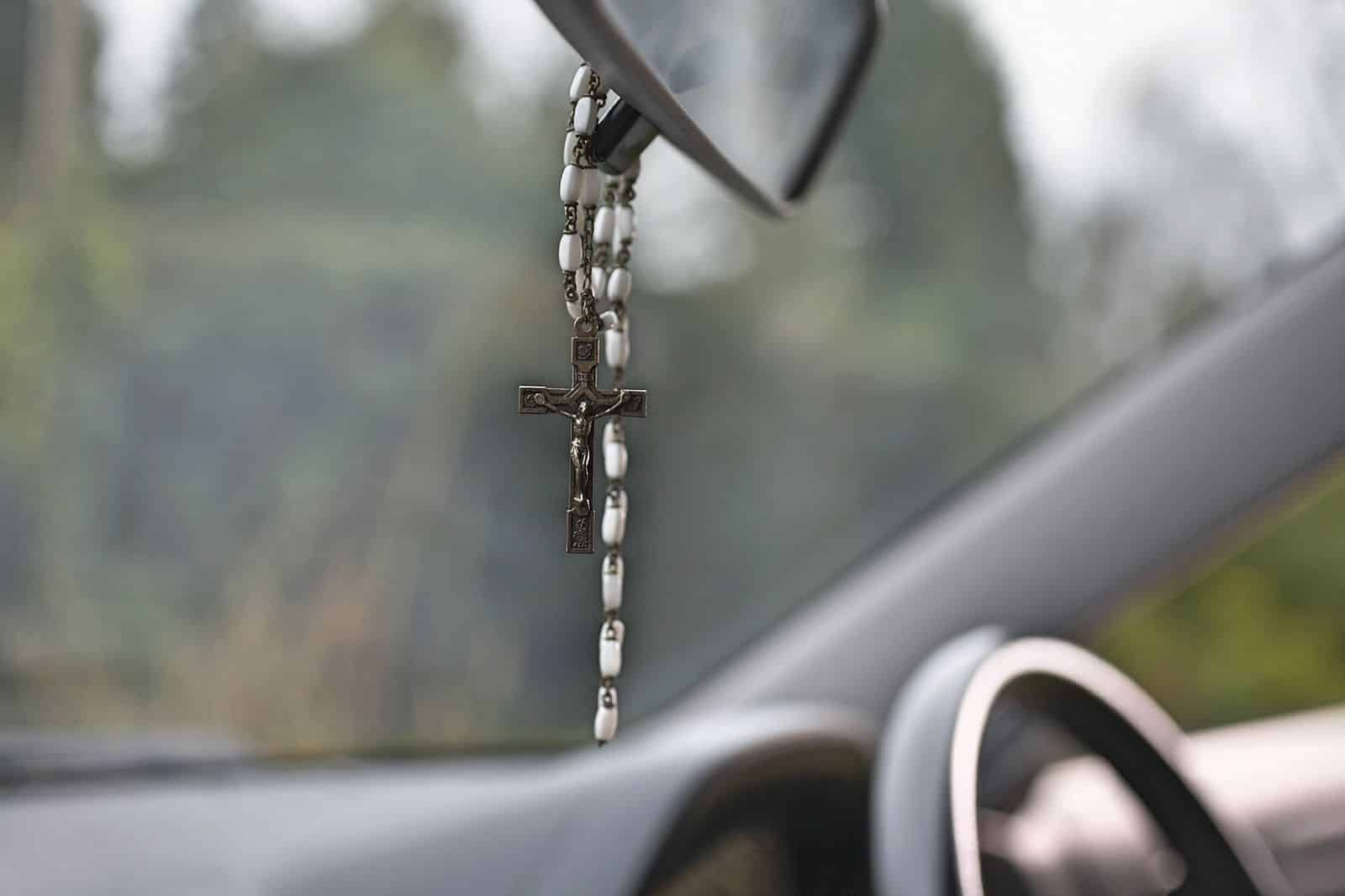 contioutra.com - O ros&aacute;rio no retrovisor n&atilde;o est&aacute; ali por acaso...  E o significado vai te fazer repensar