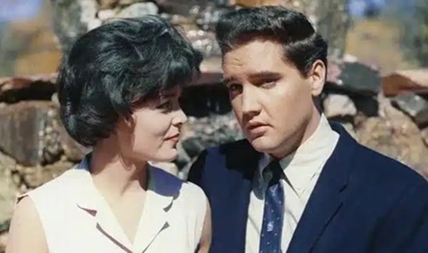 contioutra.com - Esta imagem de Elvis &eacute; 100% aut&ecirc;ntica e n&atilde;o foi editada. Chegue mais perto e veja o que ela guarda h&aacute; anos e ainda surpreende!