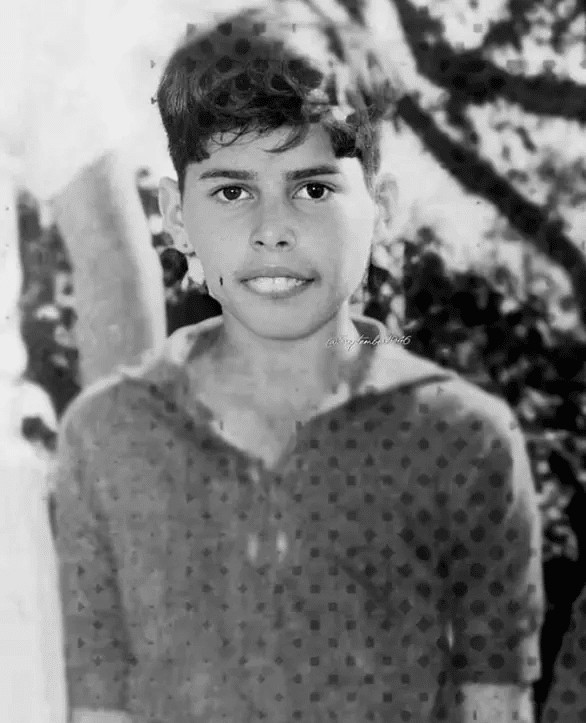 contioutra.com - Quem &eacute; esse pequenote? Foto de 1947 mostra futuro &iacute;cone da m&uacute;sica quando crian&ccedil;a, d&eacute;cadas antes do mundo ouvir a sua voz extraordin&aacute;ria!