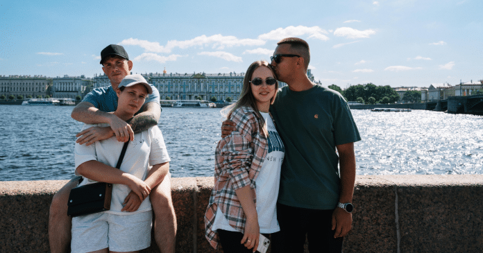 Brasileiros no exterior e saúde emocional Brasileiros no exterior e saúde emocional: quando a vida fora do país começa a pesar