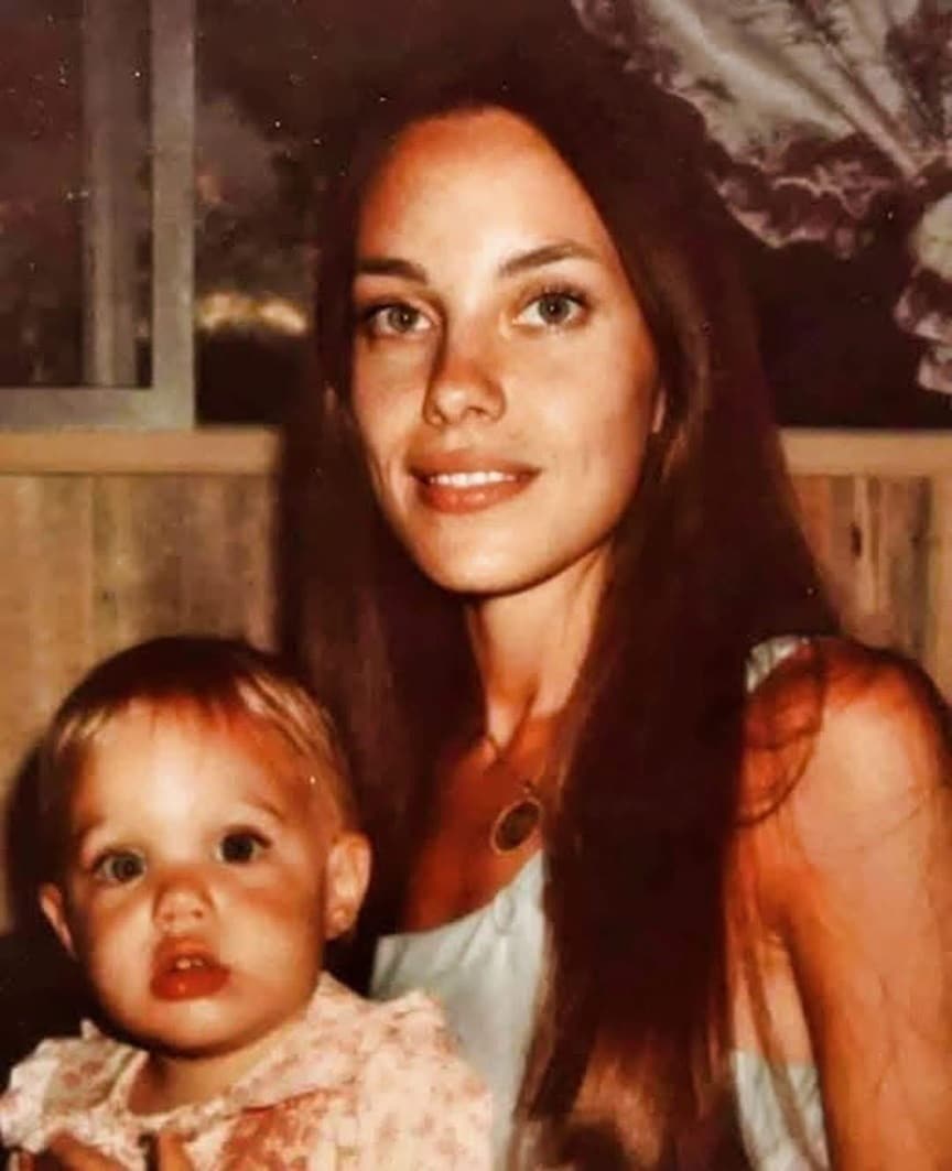 Muito antes do mundo a descobrir como uma futura estrela, esta menina era apenas uma criança amada e protegida pela sua mãe contioutra.com - Muito antes do mundo a descobrir como uma futura estrela, esta menina era apenas uma criança amada e protegida pela sua mãe