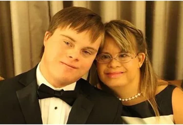 Eles ignoraram as críticas para ter um filho. Hoje o rapaz tem 27 anos! contioutra.com - Eles ignoraram as críticas para ter um filho. Hoje o rapaz tem 27 anos!