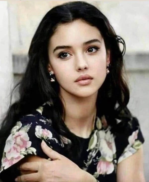 Atriz, modelo, 'dona de Hollywood' e eleita "o último mito erótico" do cinema. Hoje aos 61 anos, continua esbanjando elegância e poder feminino contioutra.com - Atriz, modelo, 'dona de Hollywood' e eleita "o último mito erótico" do cinema. Hoje aos 61 anos, continua esbanjando elegância e poder feminino