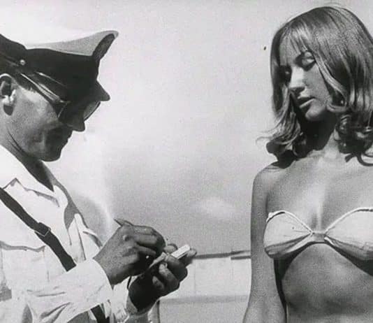 Essa foto de praia parece comum, mas o detalhe nela escandalizou uma geração inteira mulher na praia foto historica
