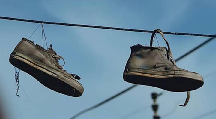 contioutra.com - Muitas pessoas ainda desconhecem o significado dos sapatos pendurados na rua