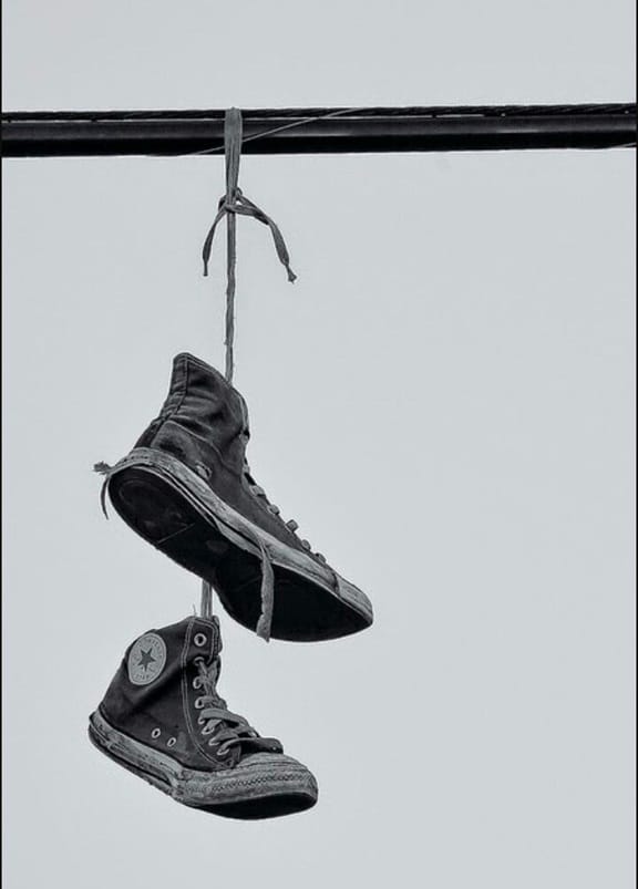 contioutra.com - Muitas pessoas ainda desconhecem o significado dos sapatos pendurados na rua