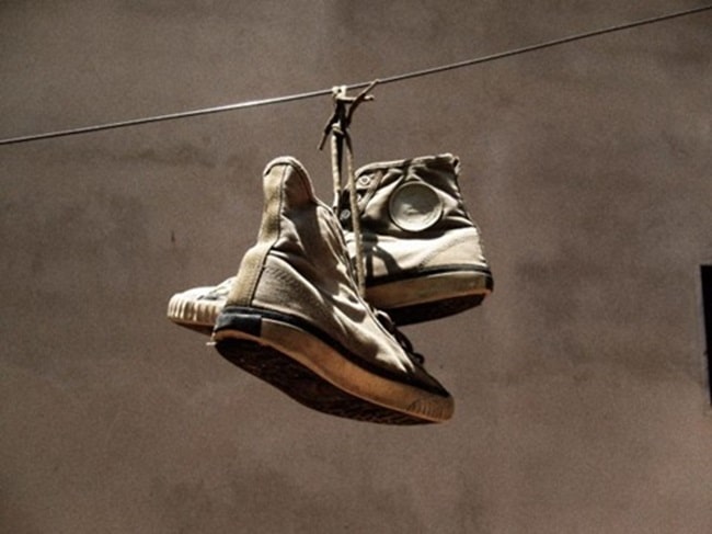 contioutra.com - Muitas pessoas ainda desconhecem o significado dos sapatos pendurados na rua