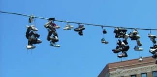 Muitas pessoas ainda desconhecem o significado dos sapatos pendurados na rua