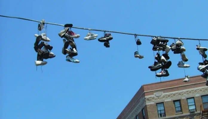 Muitas pessoas ainda desconhecem o significado dos sapatos pendurados na rua