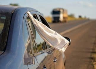 Se você ver um pano branco pendurado na janela de um carro na estrada, não deve ignorar esse sinal importante