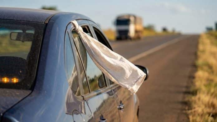O que significa ver um pano branco pendurado na janela do carro na estrada 3 Se você ver um pano branco pendurado na janela de um carro na estrada, não deve ignorar esse sinal importante