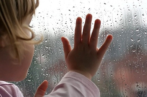 contioutra.com - O filho dela ajudou uma gr&aacute;vida na chuva. Tr&ecirc;s dias depois, o quintal amanheceu com 47 guarda-chuvas