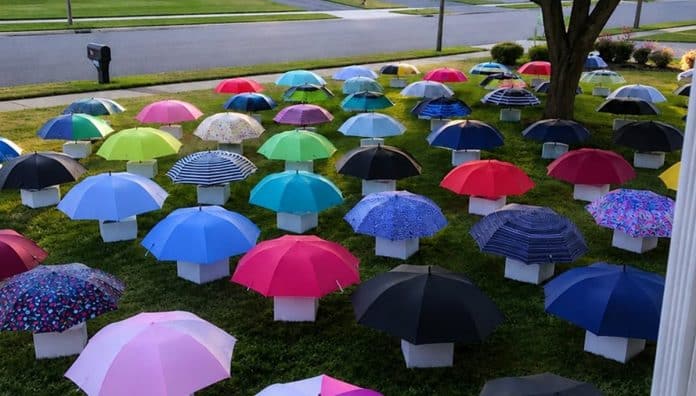 O filho dela ajudou uma grávida na chuva. Três dias depois, o quintal amanheceu com 47 guarda-chuvas