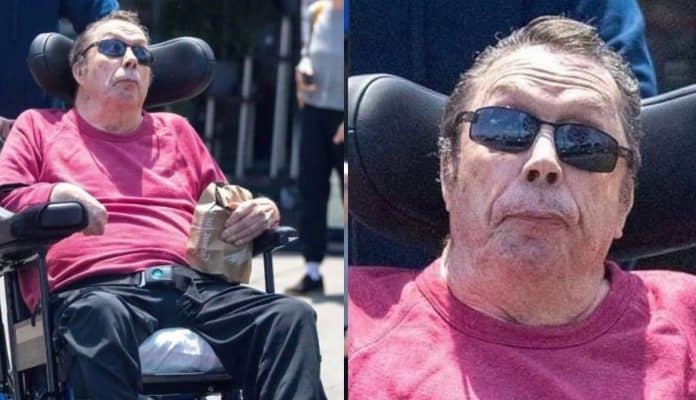 tim curry Muitos não sabiam o que ele passou: Após batalha que mudou sua vida, lenda do cinema reaparece aos 79 anos em foto rara
