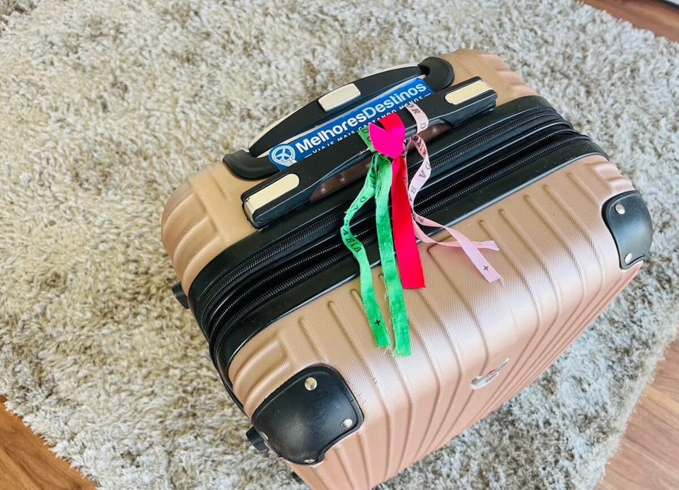 contioutra.com - Fiscal de aeroporto explica por que NUNCA se deve amarrar uma fita &agrave; sua bagagem