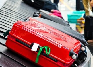 Fiscal de aeroporto explica por que NUNCA se deve amarrar uma fita à sua bagagem