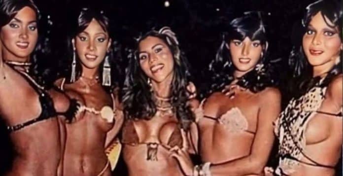 Esta imagem de 1982 reúne cinco figuras marcantes — uma delas se tornaria famosa no país