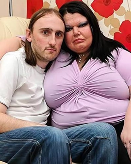 contioutra.com - Conhecida como a mulher mais ciumenta do mundo, ela monitorava cada passo do marido e imp&ocirc;s uma regra rid&iacute;cula que chocou muita gente