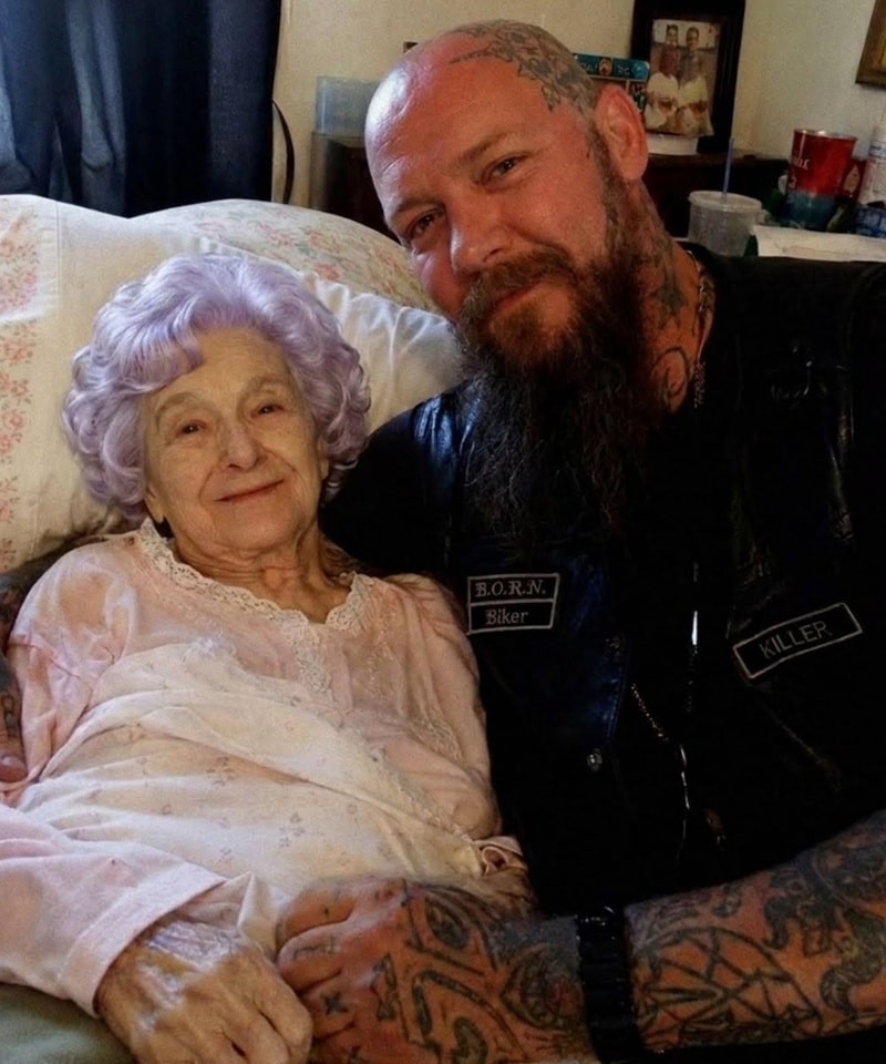 contioutra.com - Minha m&atilde;e de 81 anos demitiu a cuidadora e contratou um motoqueiro tatuado &mdash; at&eacute; descobrirmos quem ele era