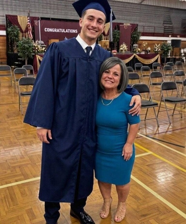 contioutra.com - Minha m&atilde;e sempre disse que meu pai foi embora, mas ele apareceu na formatura contando outra vers&atilde;o
