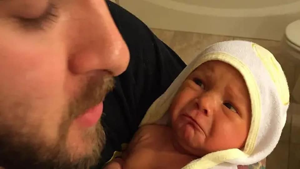 contioutra.com - Uma foto divertida de uma beb&ecirc; virou alerta ap&oacute;s um desconhecido notar um detalhe preocupante