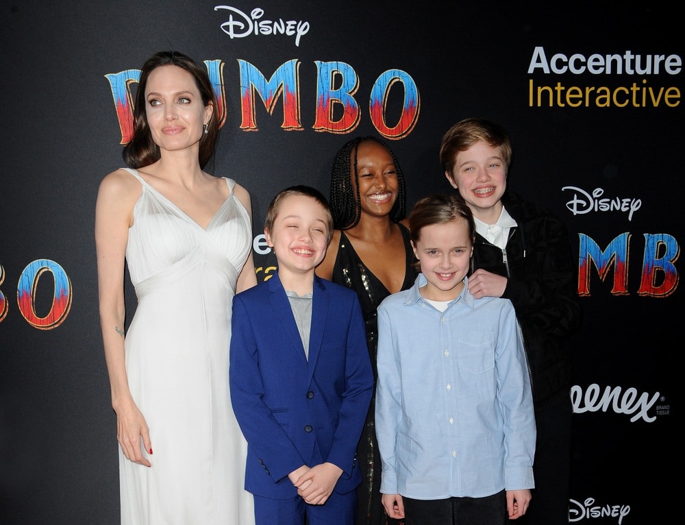 contioutra.com - Novas imagens do filho de Angelina Jolie e Brad Pitt provocam a mesma pergunta entre os f&atilde;s