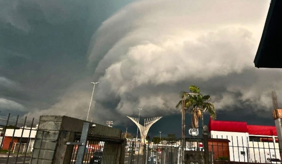 contioutra.com - CICLONE BOMBA | Com ventos de 120 km/h, saiba em quais estados o fen&ocirc;meno ainda vai passar at&eacute; segunda