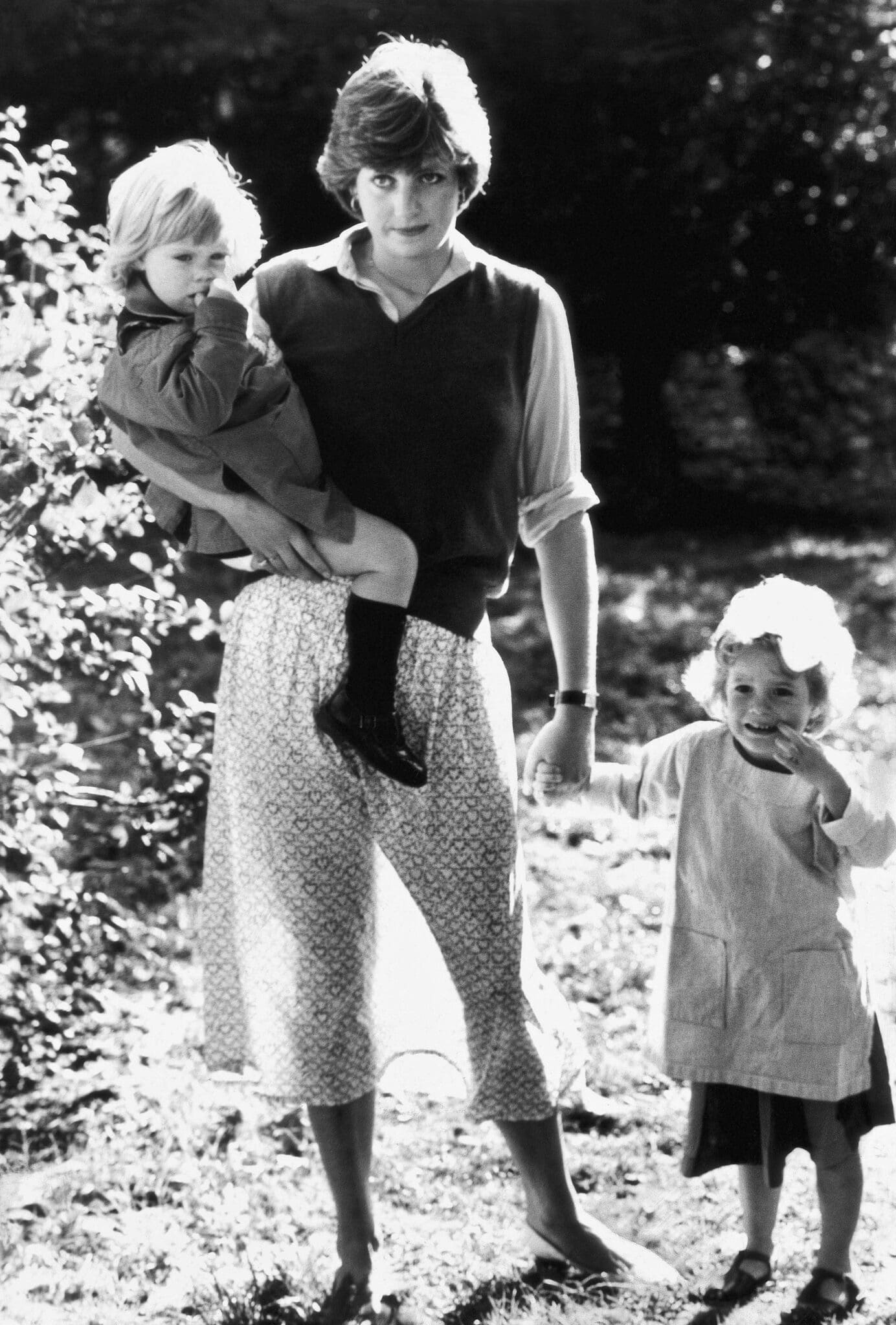 contioutra.com - Diana posou com David Bowie, mas havia algu&eacute;m fora da foto que mudava completamente a hist&oacute;ria