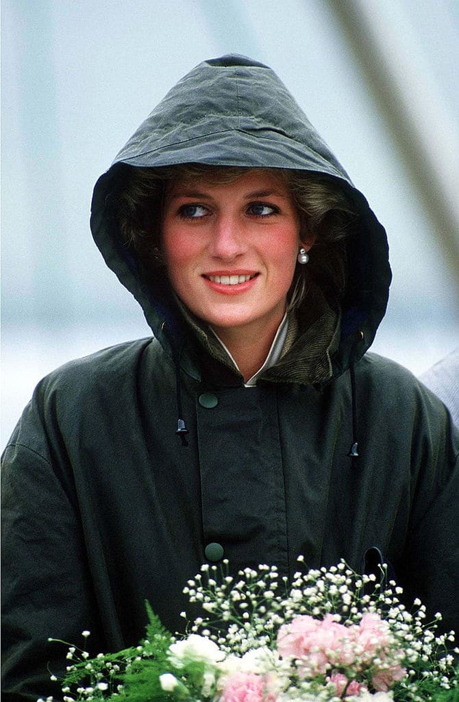 contioutra.com - Diana posou com David Bowie, mas havia algu&eacute;m fora da foto que mudava completamente a hist&oacute;ria