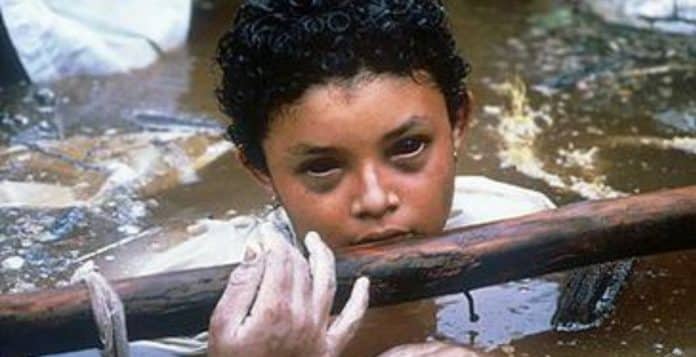Fotógrafo que registrou imagem desesperadora de uma jovem presa na lama, com os olhos pretos, revela o motivo trágico pelo qual não conseguiu salvá-la