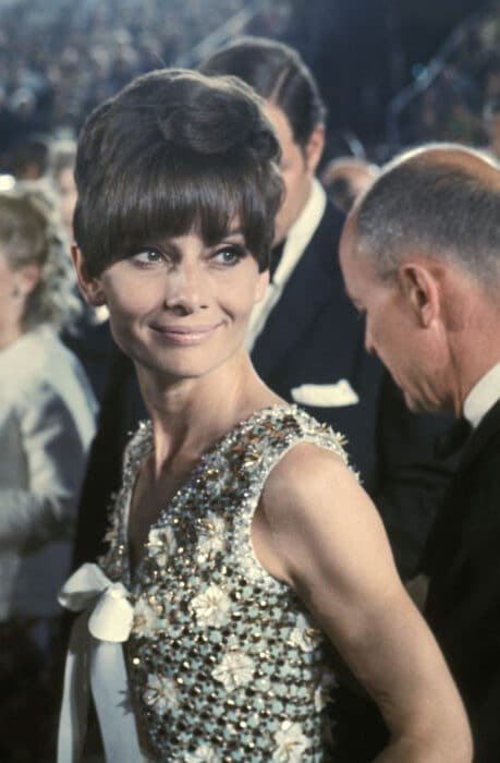 contioutra.com - Esta foto do Oscar de 1975 parece normal at&eacute; voc&ecirc; reparar no detalhe que virou debate