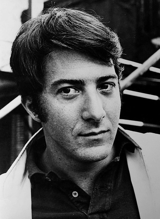 contioutra.com - Esta foto do Oscar de 1975 parece normal at&eacute; voc&ecirc; reparar no detalhe que virou debate