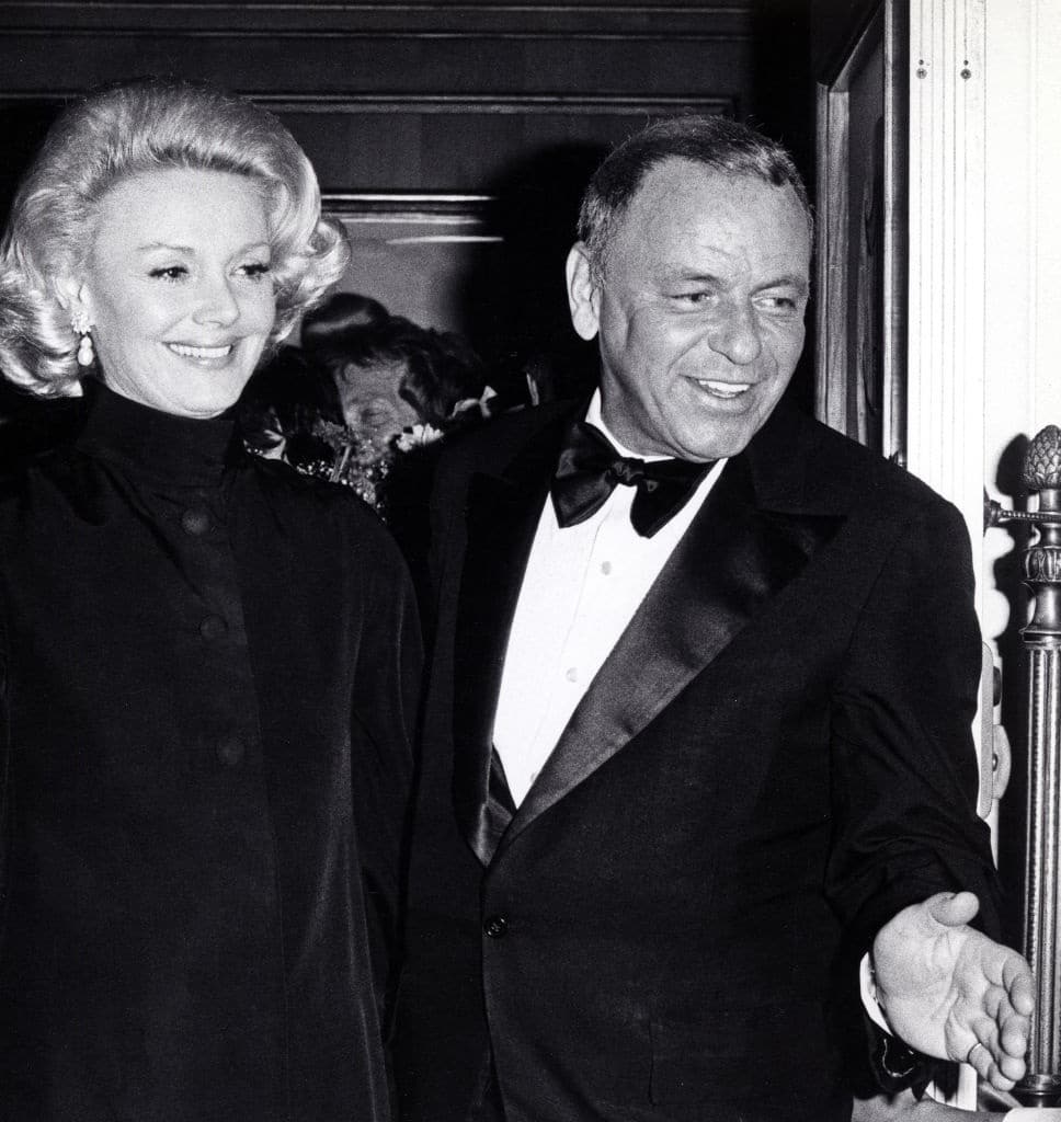 contioutra.com - Esta foto do Oscar de 1975 parece normal at&eacute; voc&ecirc; reparar no detalhe que virou debate