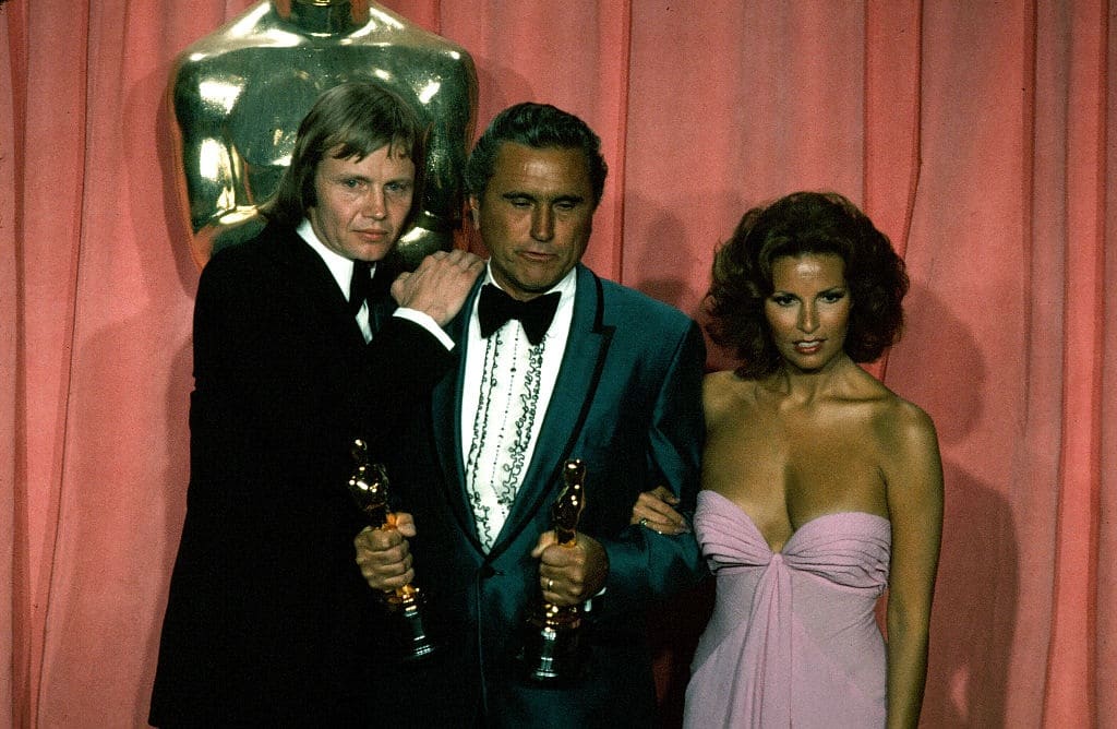 contioutra.com - Esta foto do Oscar de 1975 parece normal at&eacute; voc&ecirc; reparar no detalhe que virou debate