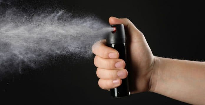 Nova lei permite spray de pimenta para mulheres, mas há detalhes que muita gente ainda desconhece