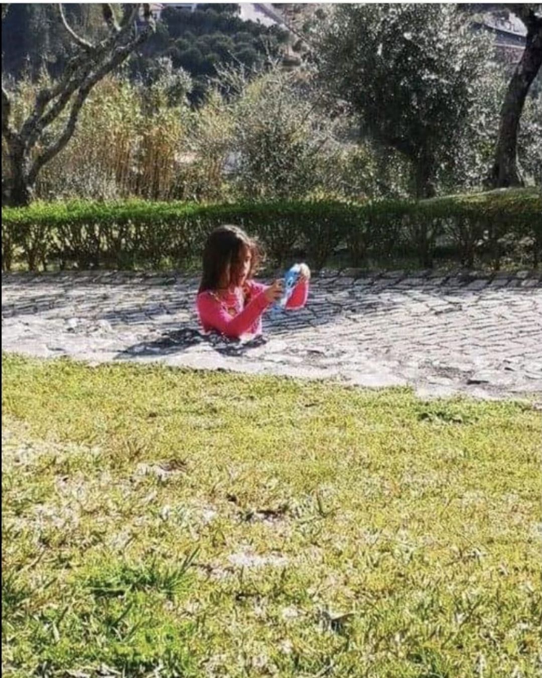 contioutra.com - A foto de uma menina 'engolida' no ch&atilde;o causa confus&atilde;o na redes sociais