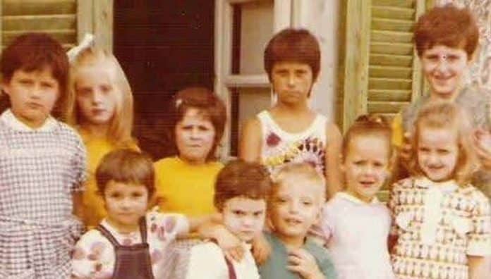 Essa foto tem quase 60 anos: repare no menino e tente descobrir o detalhe