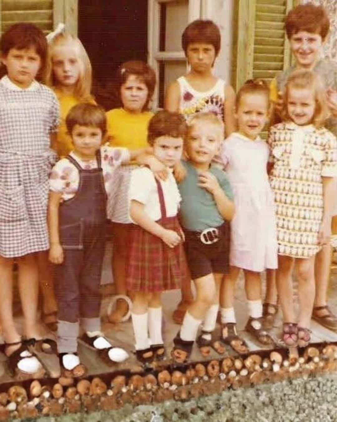 contioutra.com - Essa foto tem quase 60 anos: repare no menino e tente descobrir o detalhe