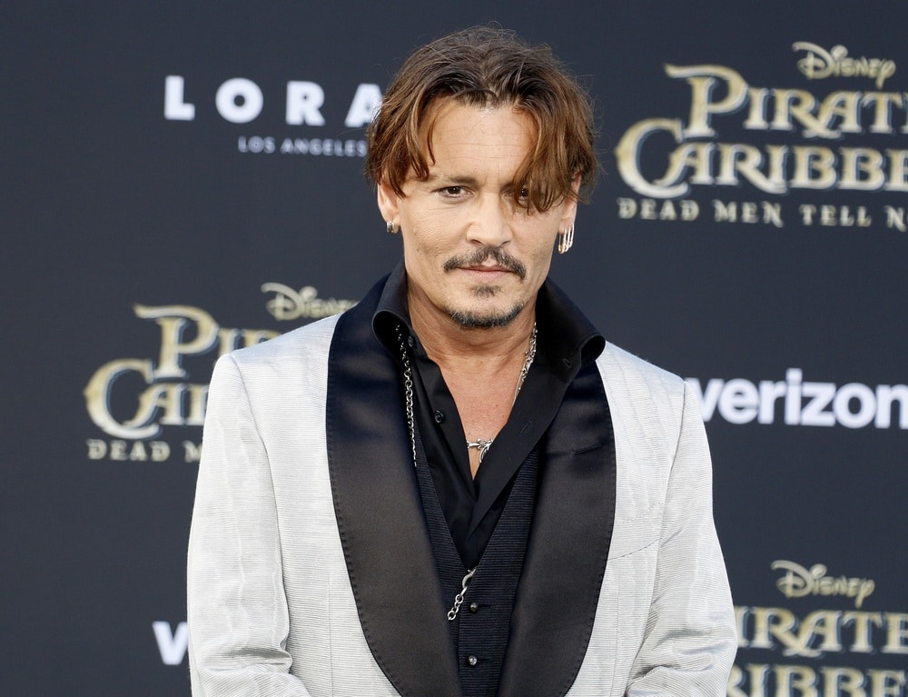 contioutra.com - Ele teve uma inf&acirc;ncia horrorosa e agia como gente grande aos 11. Apesar dos p&eacute;ssimos pais, chegou ao estrelato em Hollywood e foi eleito o homem mais atraente do mundo